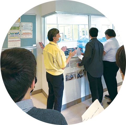 地域の方と話している写真