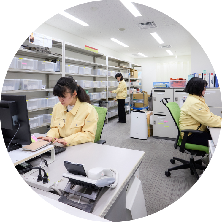 事務所で作業をしている人の写真