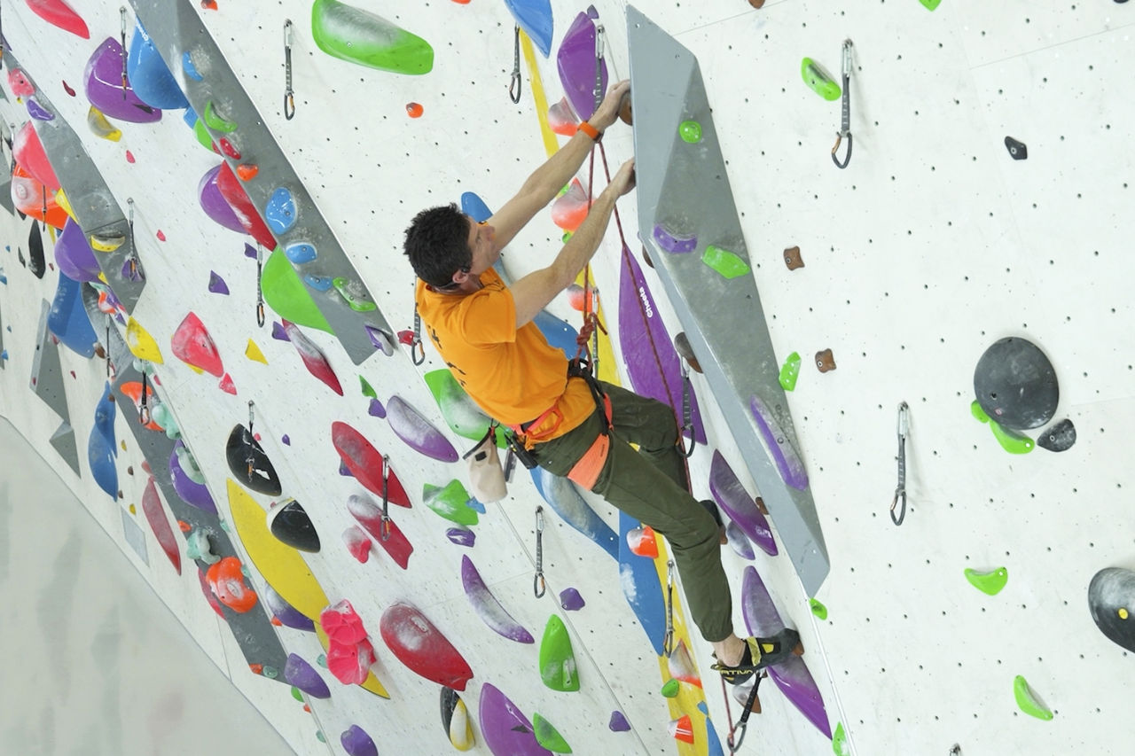 A photo of Roland bouldering indoors