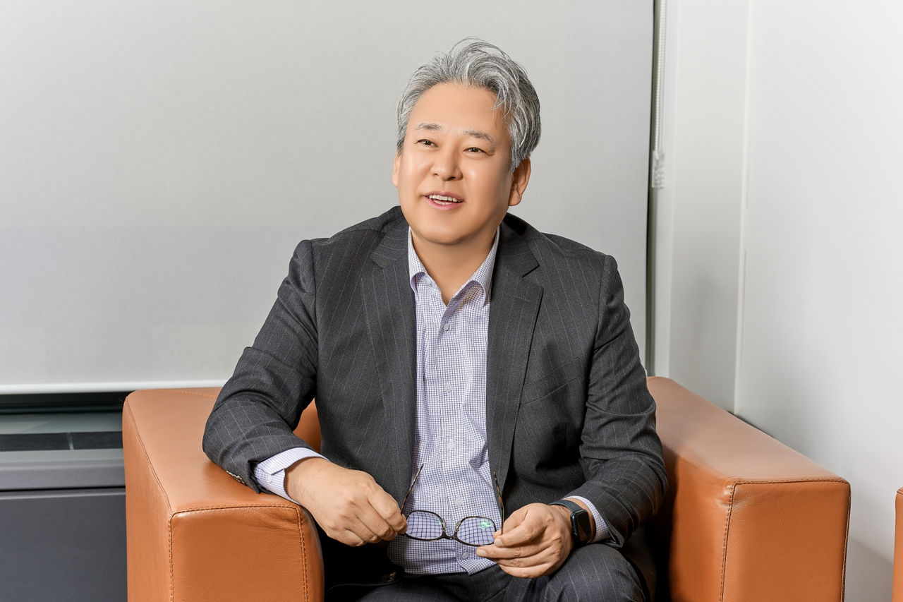 Photo of a seated Lee Han-Woong during an interview