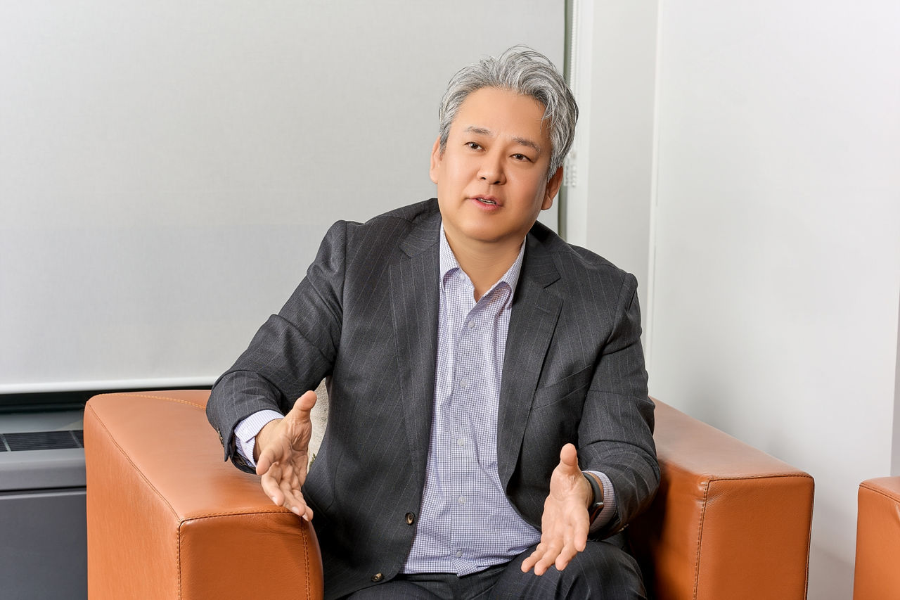 Photo of a seated Lee Han-Woong during an interview