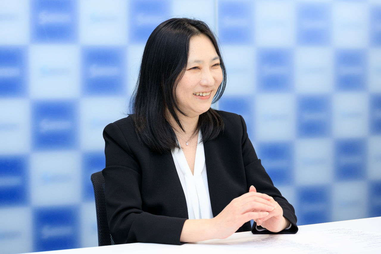 取材中の稲井の写真