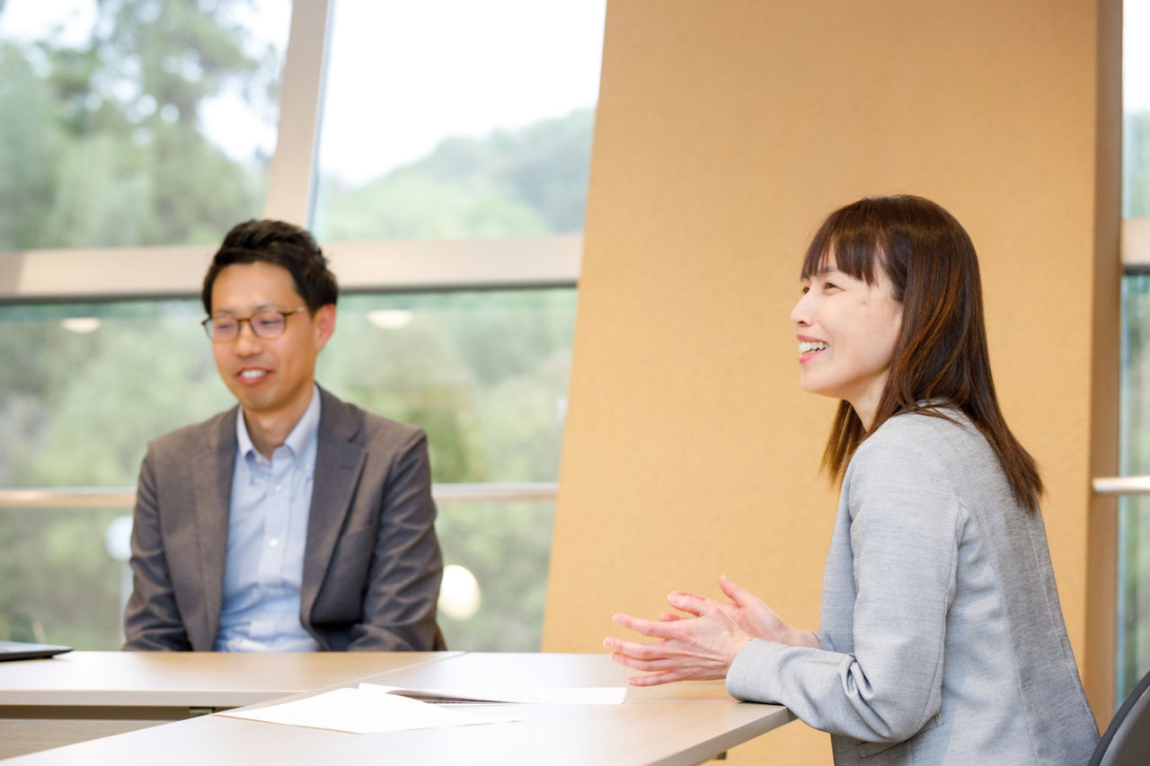 インタビュー中の林と遠藤の写真