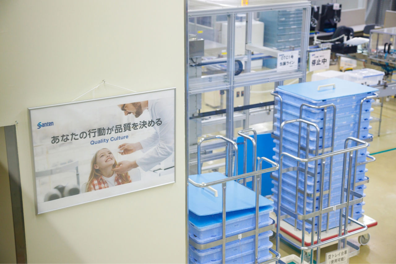 能登工場内に貼られた、「あなたの行動が品質を決める」と書いてあるポスターの写真