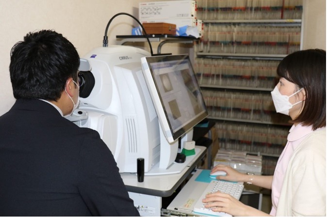 写真：眼科検診の様子